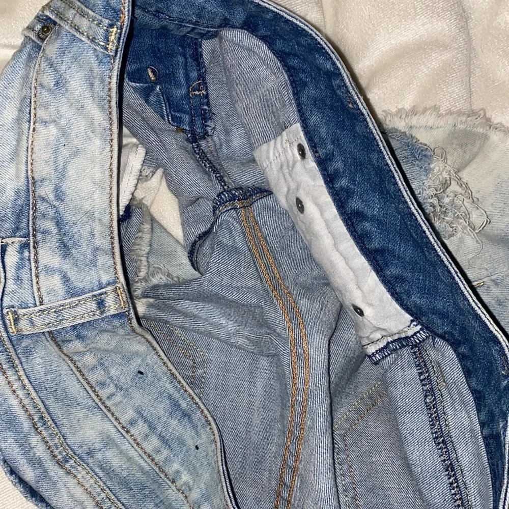 🎱Vintage Light-wash distressed American Eagle jean shorts! - Picture 8 of 9